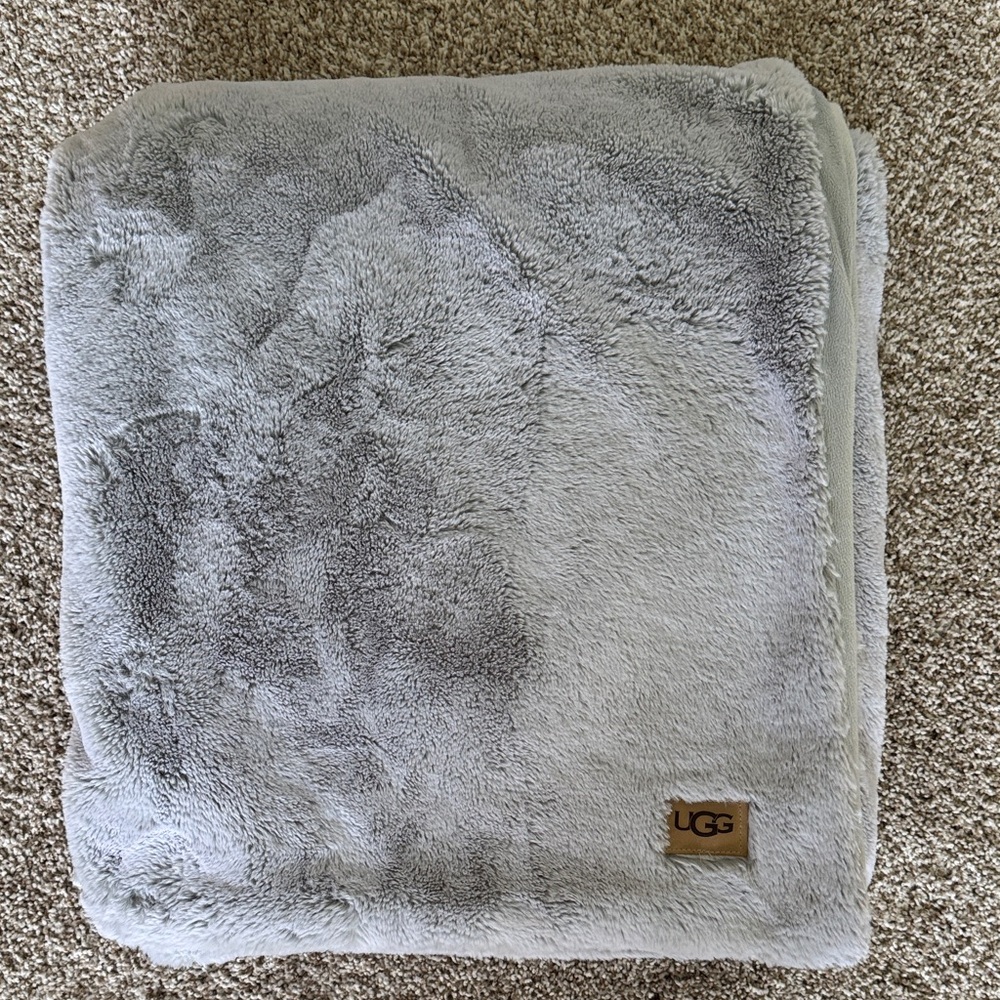 UGG Cozy Plush Throw Blanket - Gray